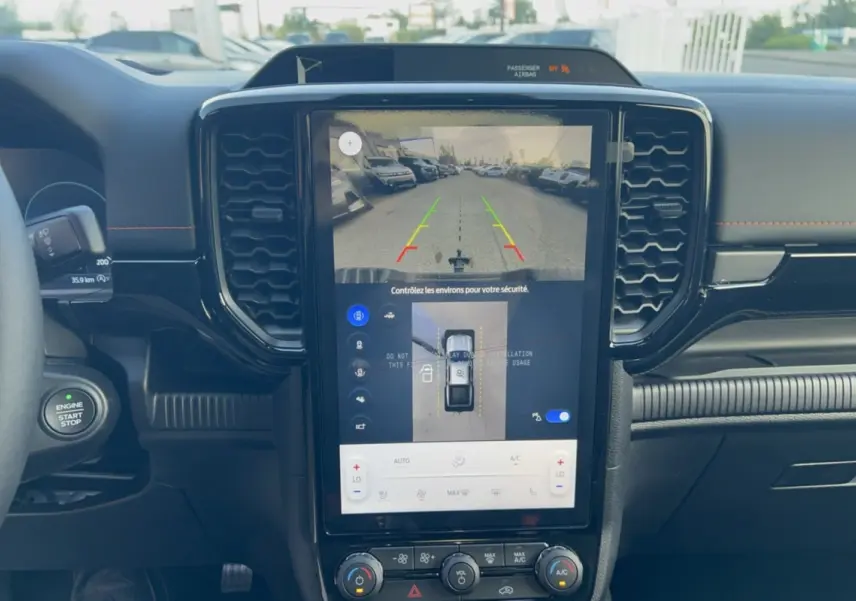 Vue rapprochée de l’écran central tactile du Ford Ranger gris Iconic 2026, affichant la caméra 360° et l’aide au stationnement.