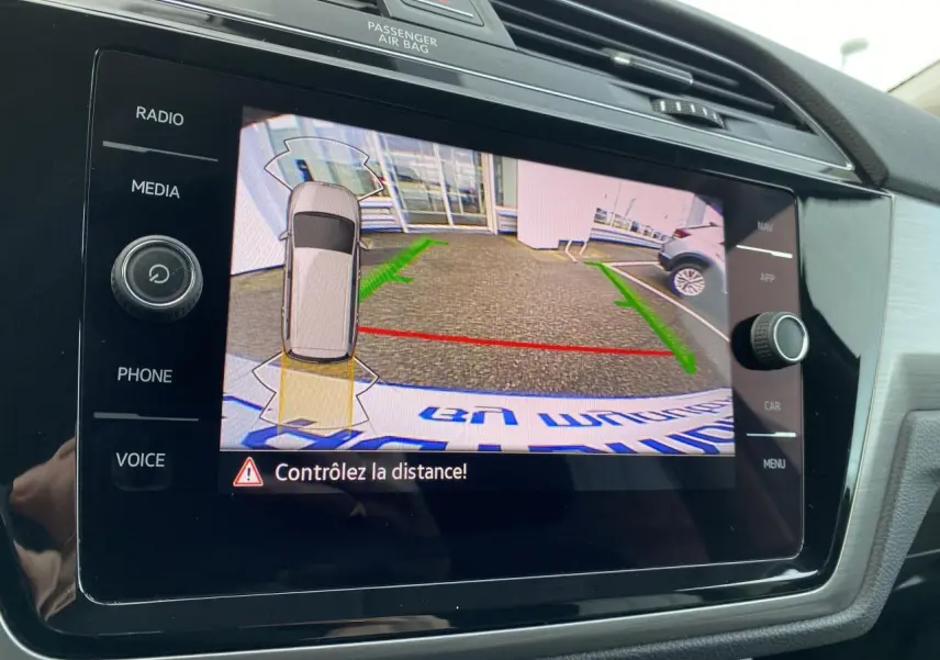 Écran de caméra de recul du Volkswagen Touran 2025 montrant l'aide au stationnement avec guidage coloré.