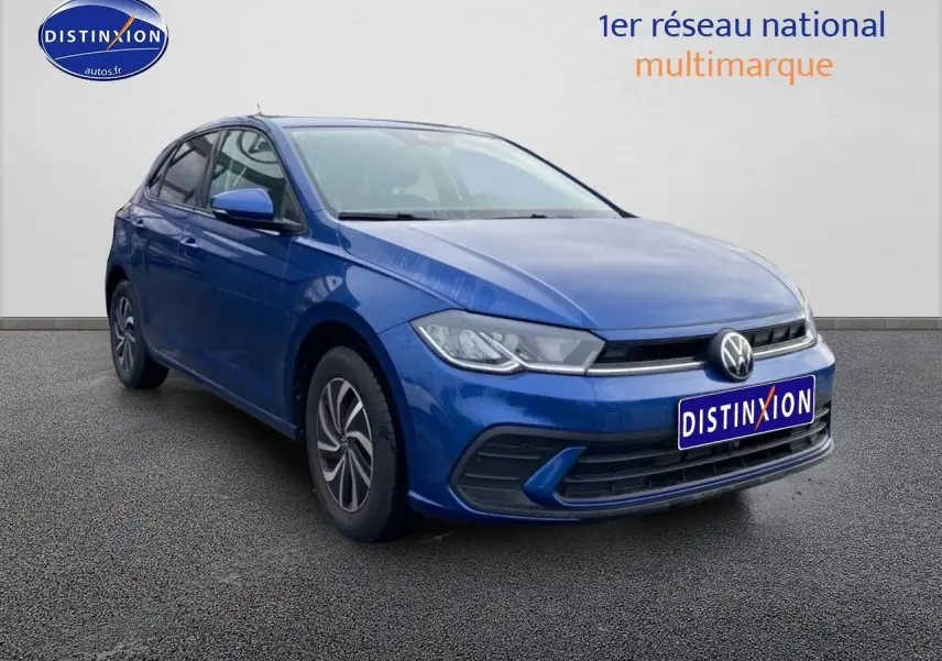 Volkswagen Polo bleu récif vue 3/4 avant droit avec calandre chromée et jantes alliage 15 pouces.