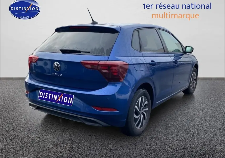 Volkswagen Polo 1.0 TSI 95 VW Edition bleu récif vue 3/4 arrière droit sur fond neutre.