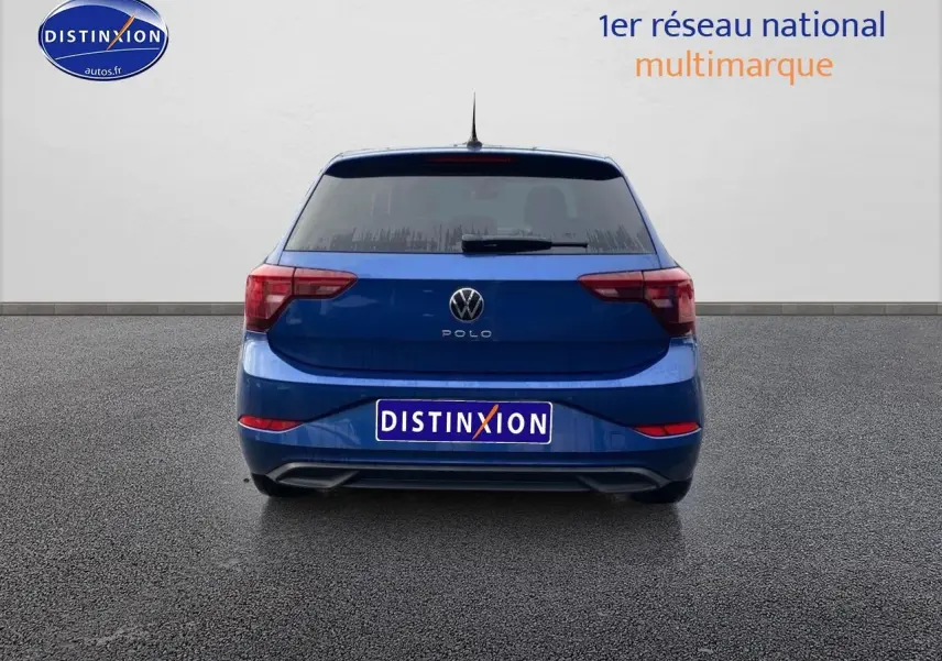 Vue arrière d'une Volkswagen Polo 1.0 TSI 95 VW Edition bleu récif avec feux arrière LED et antenne de pavillon.