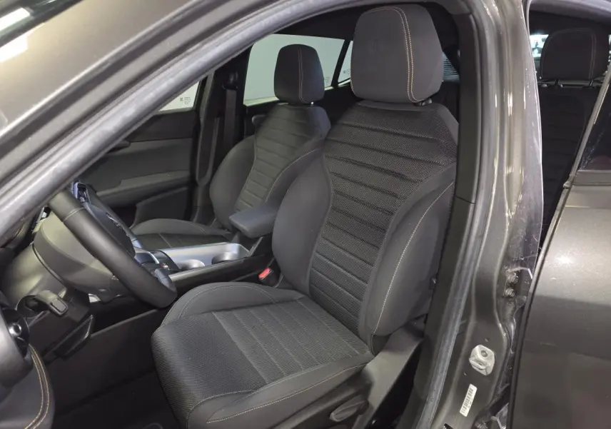 Intérieur de l'Alfa Romeo Tonale gris, vue côté gauche sur les sièges avant en tissu noir avec surpiqûres beige.