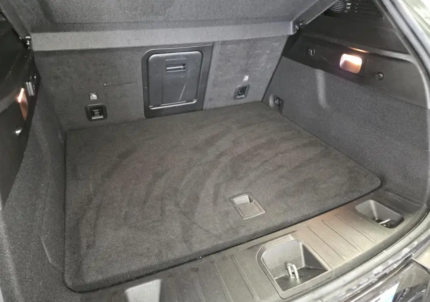 Vue intérieure du coffre spacieux et tapissé en gris foncé de l'Alfa Romeo Tonale 1.3 PHEV 280 TI Q4 2023.