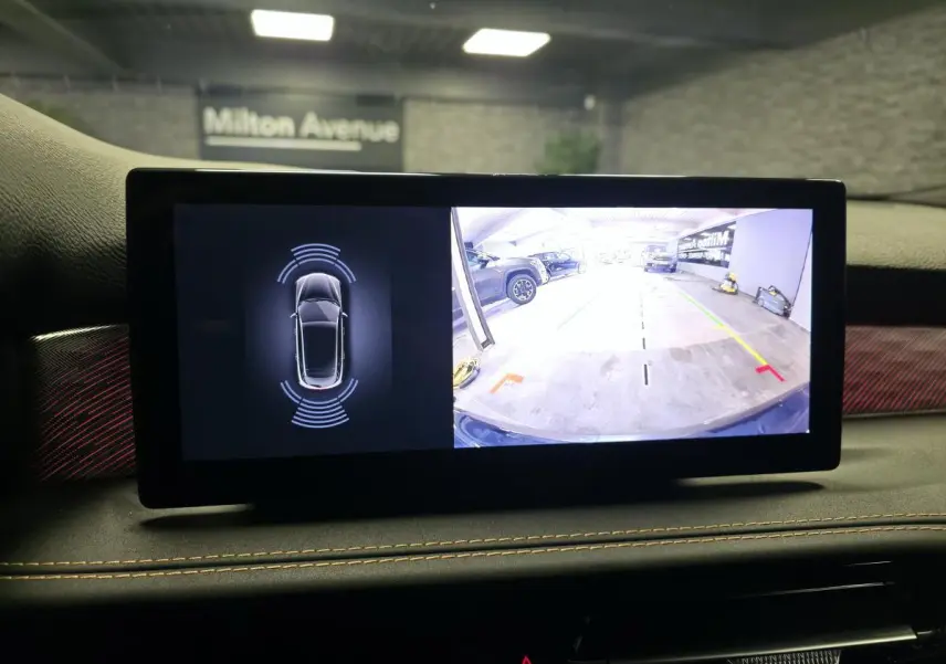 Écran digital intérieur affichant la caméra de recul et le radar de stationnement de l'Alfa Romeo Tonale gris.
