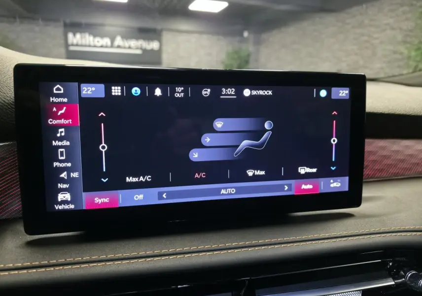 Écran tactile central de l'Alfa Romeo Tonale 2023 affichant les réglages de climatisation dans un intérieur noir avec surpiqûres beige.