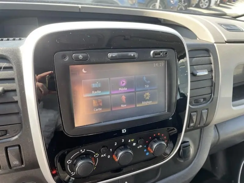 Tableau de bord du Renault Trafic Fourgon blanc 2017, vue centrale sur l'écran tactile et commandes climatisation.