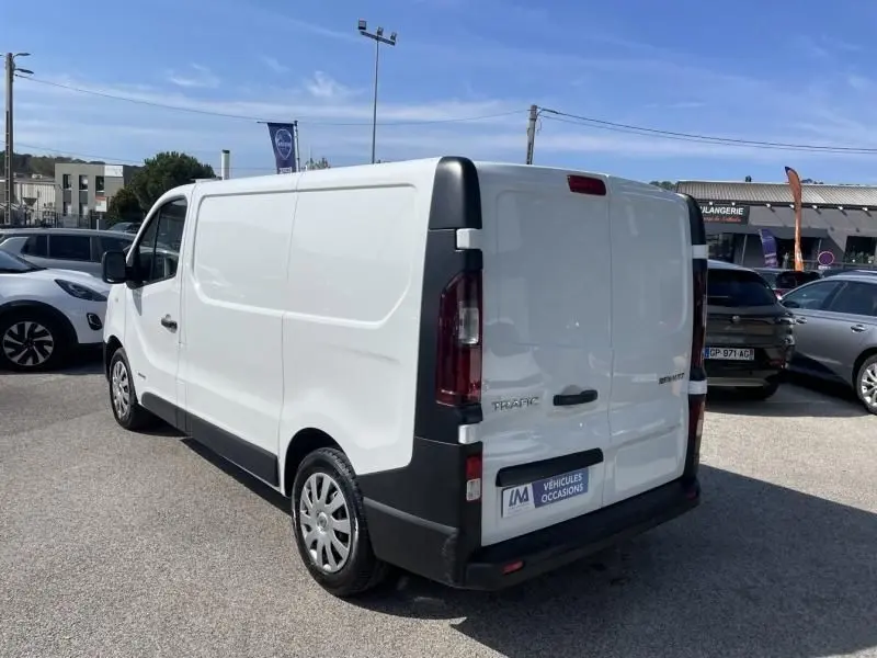 Vue 3/4 arrière droite d’un Renault Trafic Fourgon blanc L1H1, avec portes arrière fermées et pare-chocs noir.