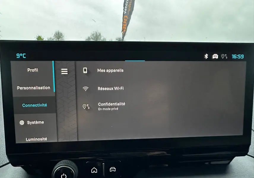 Écran tactile central du Citroën Berlingo 2025 affichant les options de connectivité, vue de face en intérieur.