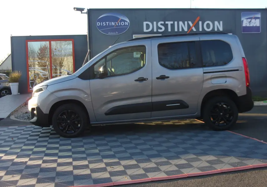 Vue latérale droite du Citroën Berlingo gris Artense 2025 avec jantes noires et protections latérales noires.