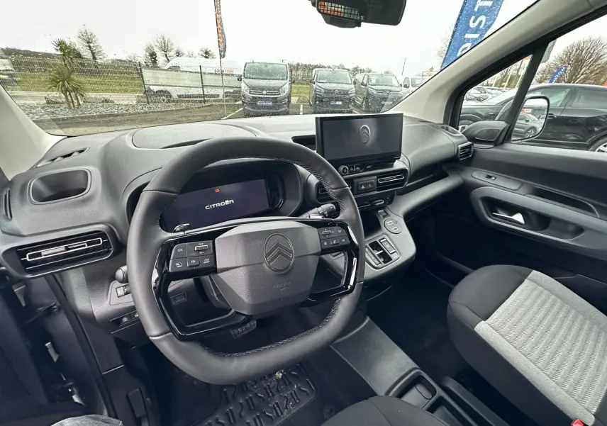 Vue intérieure côté conducteur du Citroën Berlingo gris Artense 2025, avec tableau de bord digital et écran tactile central.
