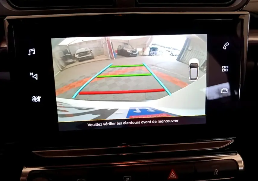 Écran tactile intérieur montrant la caméra de recul avec guidage coloré dans une Citroën C3 blanche de 2021.