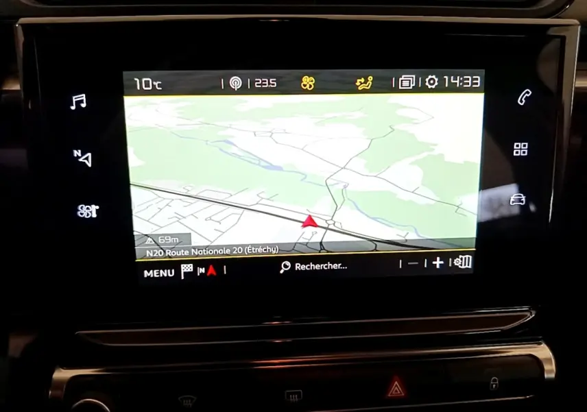 Écran tactile central du système de navigation de la Citroën C3 blanche, affichant une carte en couleur.