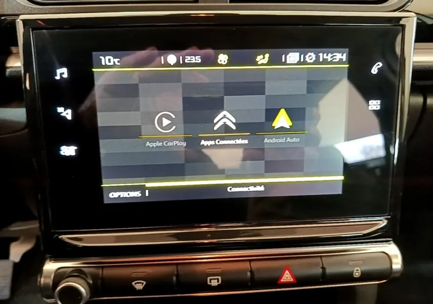Écran tactile central de la Citroën C3 blanche 2021 affichant Apple CarPlay et Android Auto.