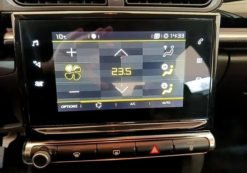 Écran tactile central affichant la climatisation à 23,5°C dans une Citroën C3 blanche, vue intérieure rapprochée.