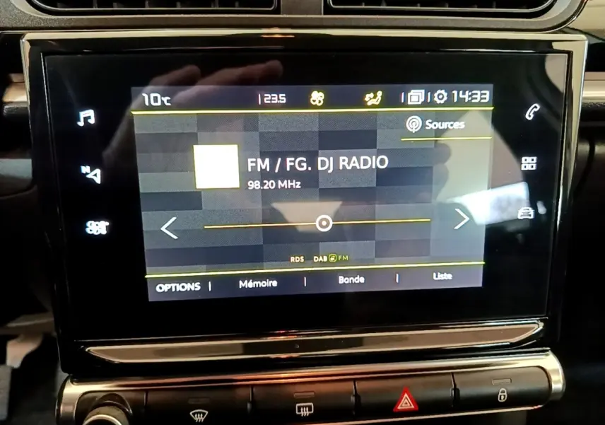 Écran tactile central de la Citroën C3 blanche 2021 affichant la radio FM avec commandes tactiles autour.