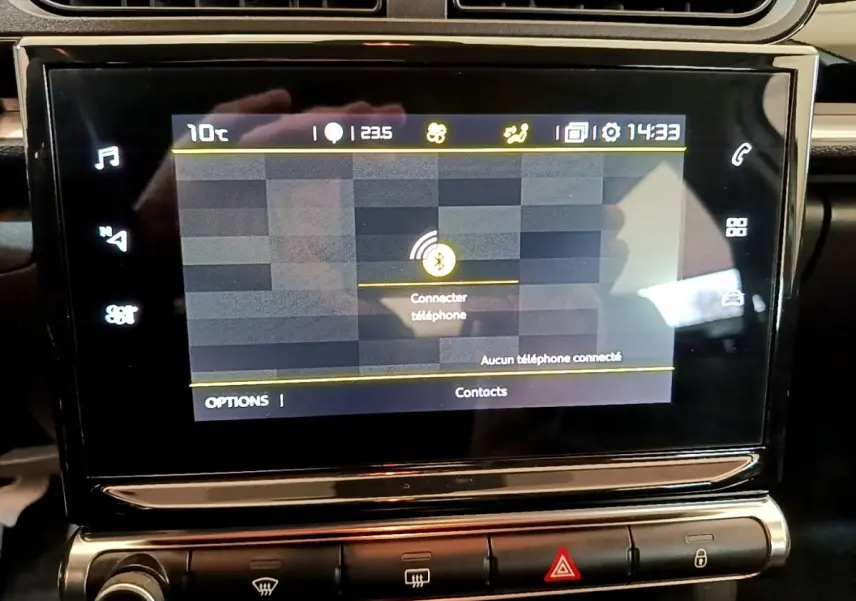 Écran tactile central de la Citroën C3 blanche de 2021 affichant la connexion Bluetooth, vue intérieure frontale.