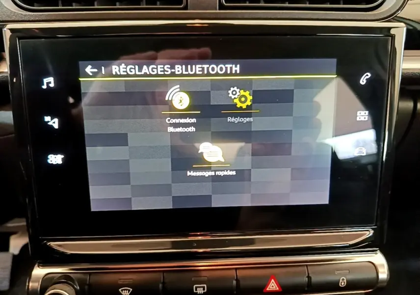 Écran tactile central de la Citroën C3 blanc, affichant le menu réglages Bluetooth en intérieur.