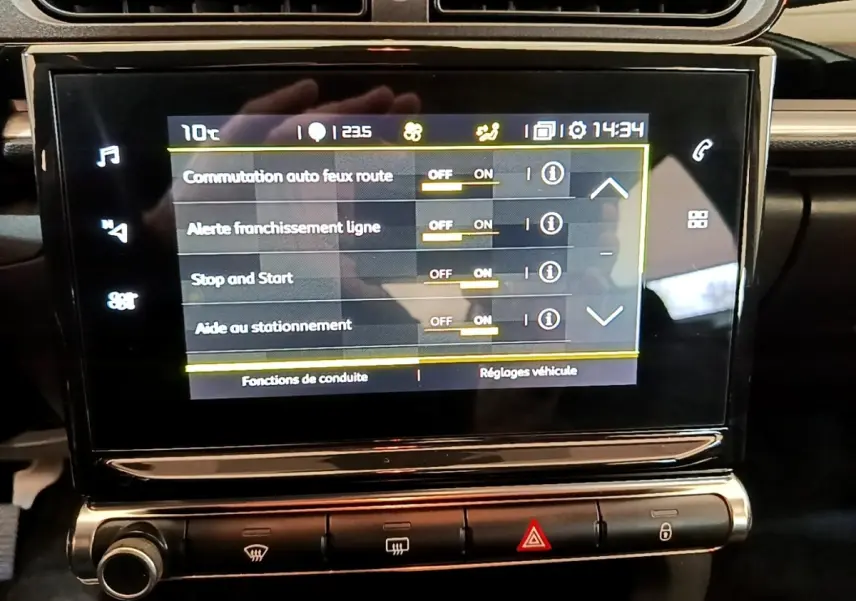 Écran tactile central affichant les réglages d’aide à la conduite dans l’habitacle d’une Citroën C3 blanche.