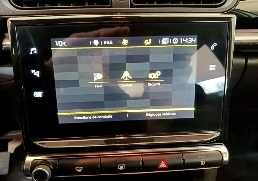 Écran tactile central de la Citroën C3 blanche, affichant les réglages de conduite et sécurité.
