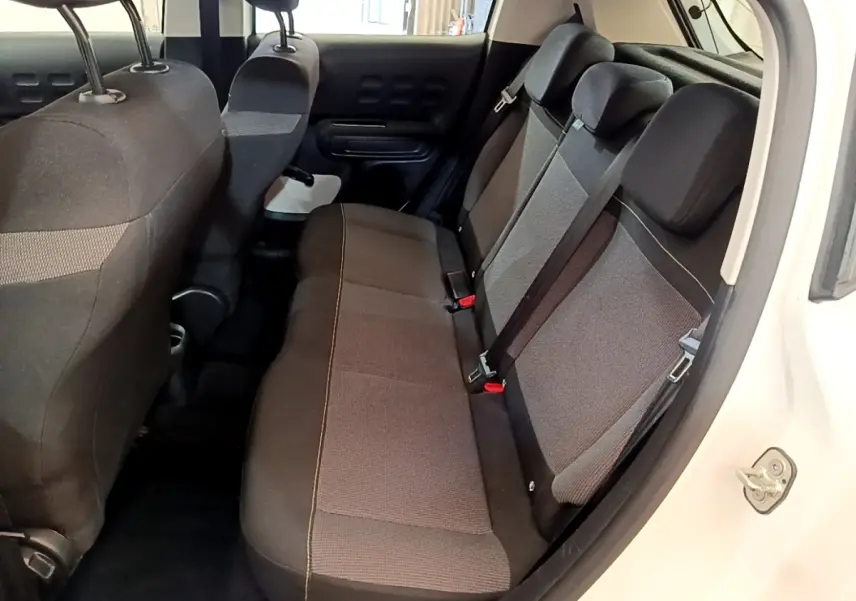 Vue intérieure arrière côté droit de la banquette tissu gris foncé de la Citroën C3 blanche 2021.