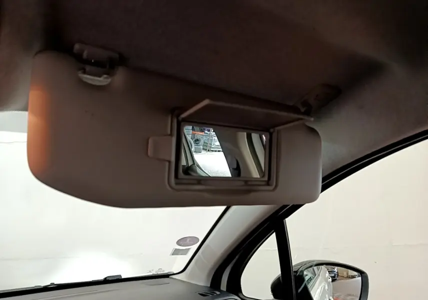 Intérieur de la Citroën C3 blanche 2021, vue côté droit sur pare-soleil avec miroir et rétroviseur extérieur.