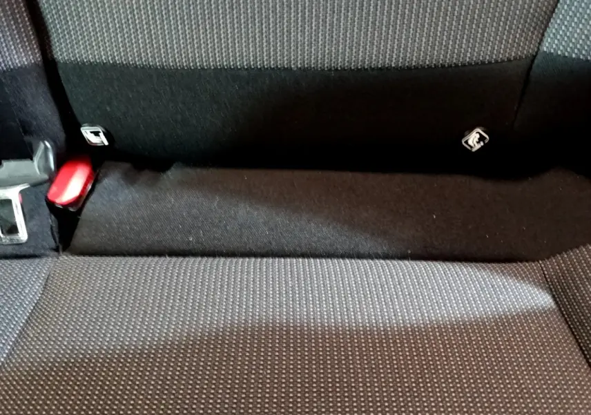 Gros plan sur la banquette arrière noire et grise de la Citroën C3 PureTech 110 Shine Business, avec ceinture rouge visible.