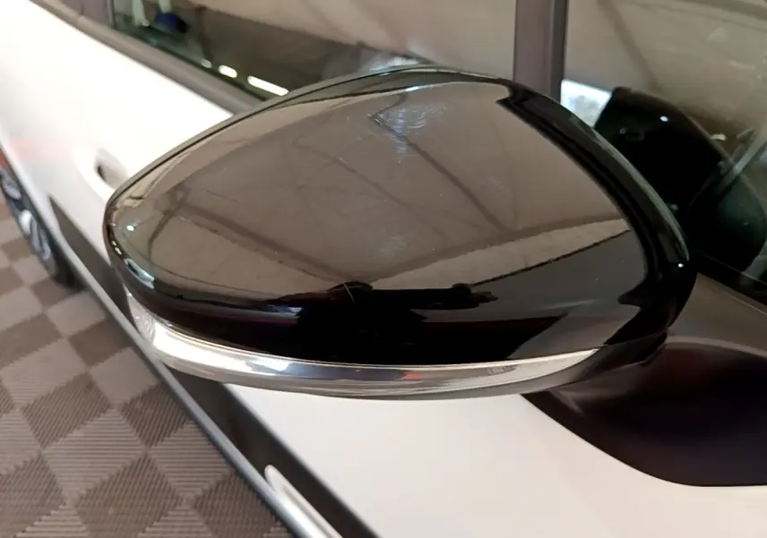 Rétroviseur noir côté gauche d'une Citroën C3 blanche PureTech 110 Shine Business vue en gros plan.
