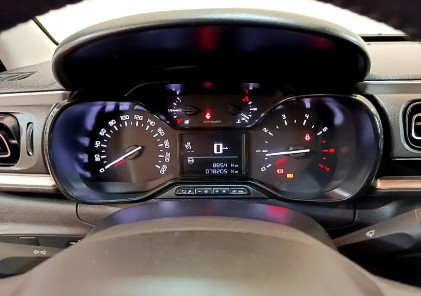 Vue rapprochée du tableau de bord numérique de la Citroën C3 blanche, affichant la vitesse à 0 km/h.