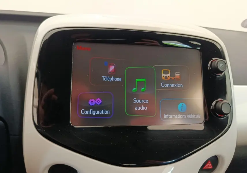 Écran tactile central de la Toyota Aygo blanc 2016 affichant menu audio et téléphone.