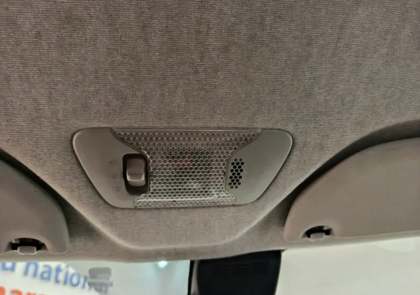 Plafonnier intérieur gris avec interrupteur, vue du toit de la Toyota Aygo 2016.