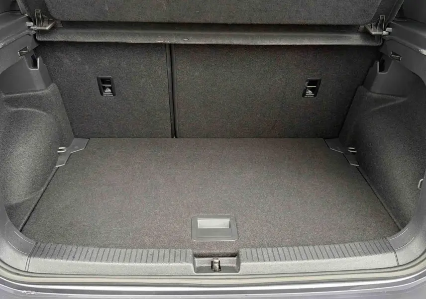 Coffre ouvert gris du Volkswagen T-Cross 2025, montrant un espace de chargement propre et bien fini.