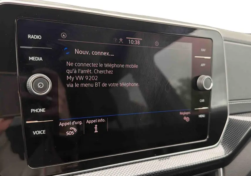 Écran tactile central du Volkswagen T-Cross gris, affichant le menu de connexion Bluetooth, vue rapprochée intérieure.