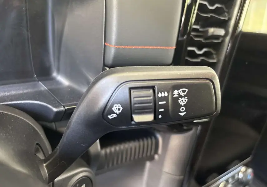Gros plan sur la commande d’essuie-glace noire dans l’habitacle du Ford Ranger gris carbone 2026.