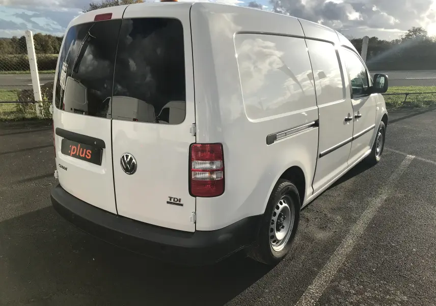 Vue 3/4 arrière droite d'un utilitaire blanc Volkswagen Caddy Maxi Van Frigo avec feux arrière rouges et toit surélevé.