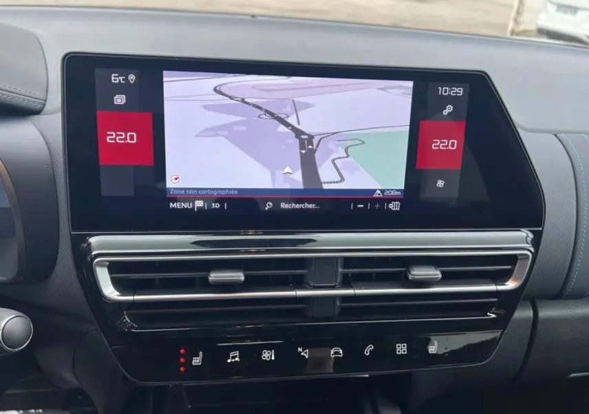 Écran tactile central avec navigation et commandes de climatisation dans le tableau de bord du Citroën C5 Aircross 2025.