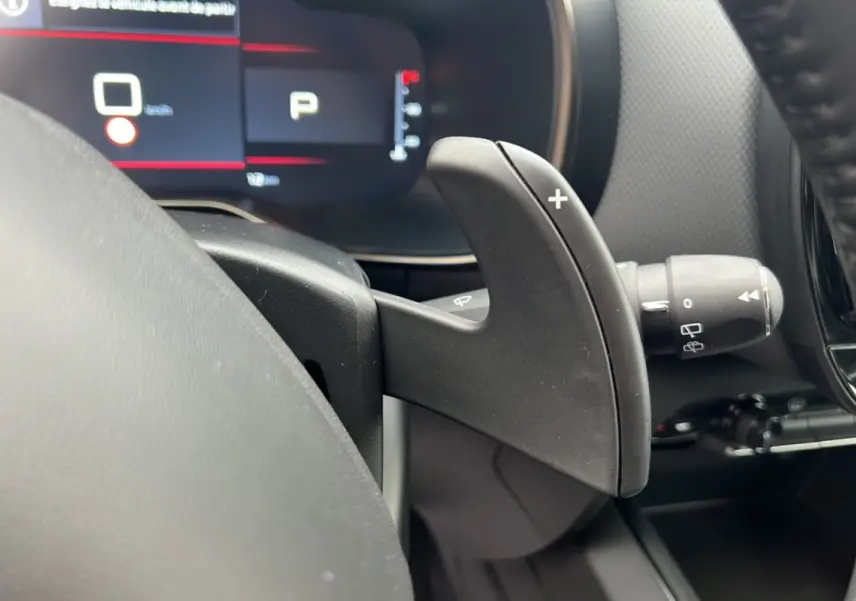 Gros plan sur la palette de changement de vitesse droite du volant d'une Citroën C5 Aircross gris platinium 2025.