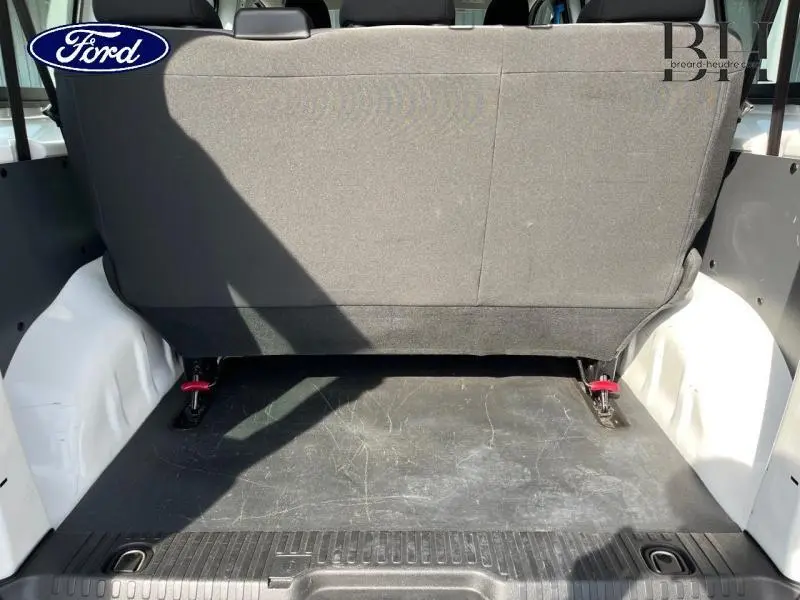 Vue arrière de l'habitacle du Peugeot Expert Fourgon blanc Banquise, montrant la banquette arrière et le plancher du coffre.