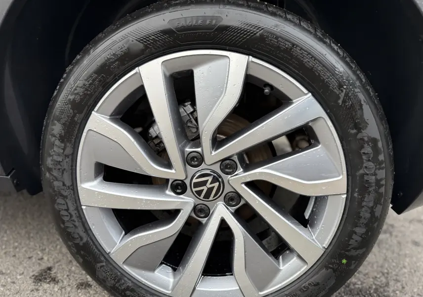 Gros plan sur la jante argentée en alliage du Volkswagen T-Roc 2025, avec pneu Goodyear et logo VW central.