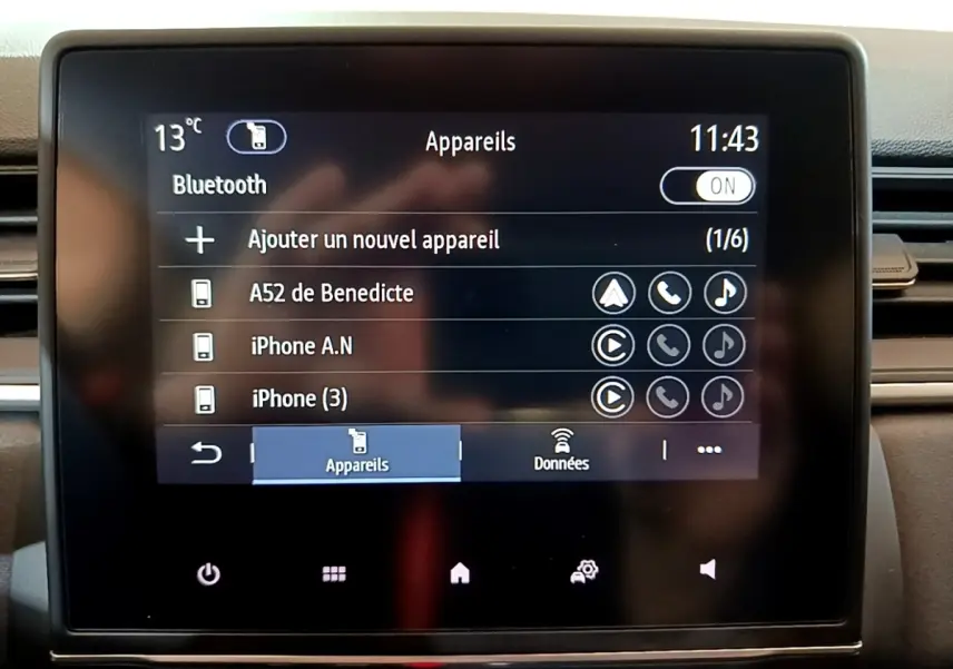 Écran tactile central du tableau de bord du Renault Captur bleu, affichant le menu Bluetooth et les appareils connectés.