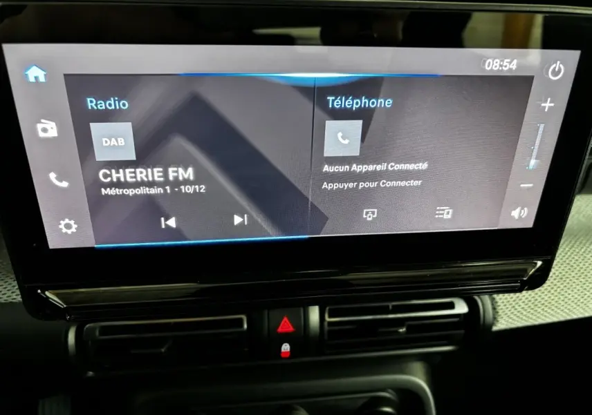 Écran tactile central de 10,25 pouces affichant radio et téléphone dans une Citroën C3 noire, vue intérieure frontale.