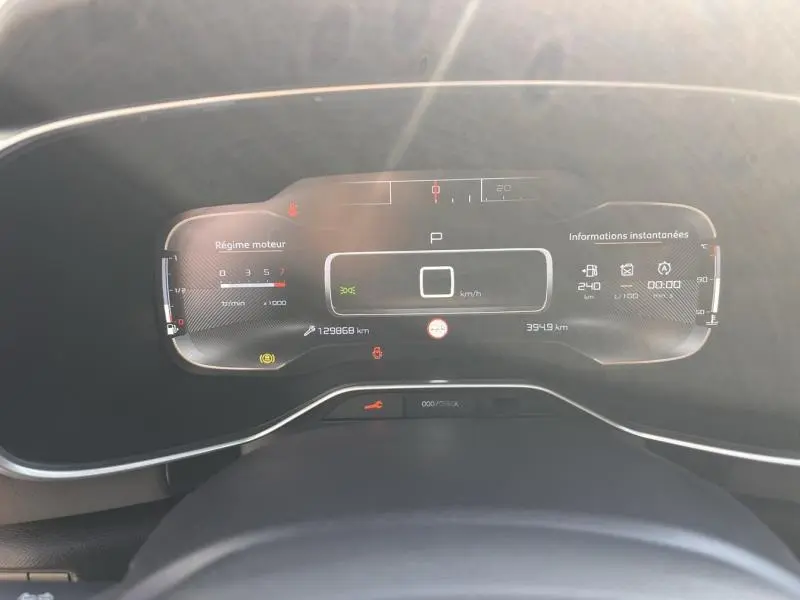 Tableau de bord numérique de Citroën C5 Aircross 2019, affichage digital clair avec compte-tours et informations instantanées.