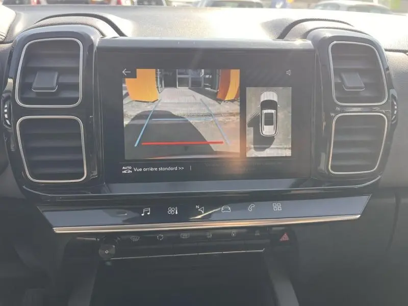 Vue rapprochée de l'écran tactile central du Citroën C5 Aircross 2019, affichant la caméra de recul et l'aide au stationnement.