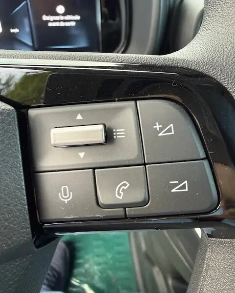 Gros plan sur les commandes au volant du Citroën Berlingo 2026, avec boutons de volume et téléphone visibles.