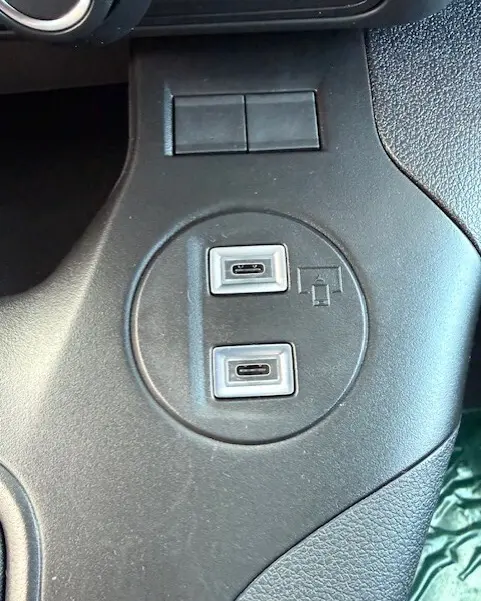 Gros plan sur deux ports USB-C intégrés dans la console centrale noire du Citroën Berlingo Van M Diesel 2026.