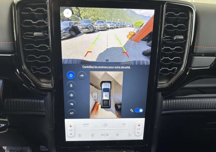 Écran central tactile du Ford Ranger gris carbone 2026 montrant la caméra 360° en marche arrière.