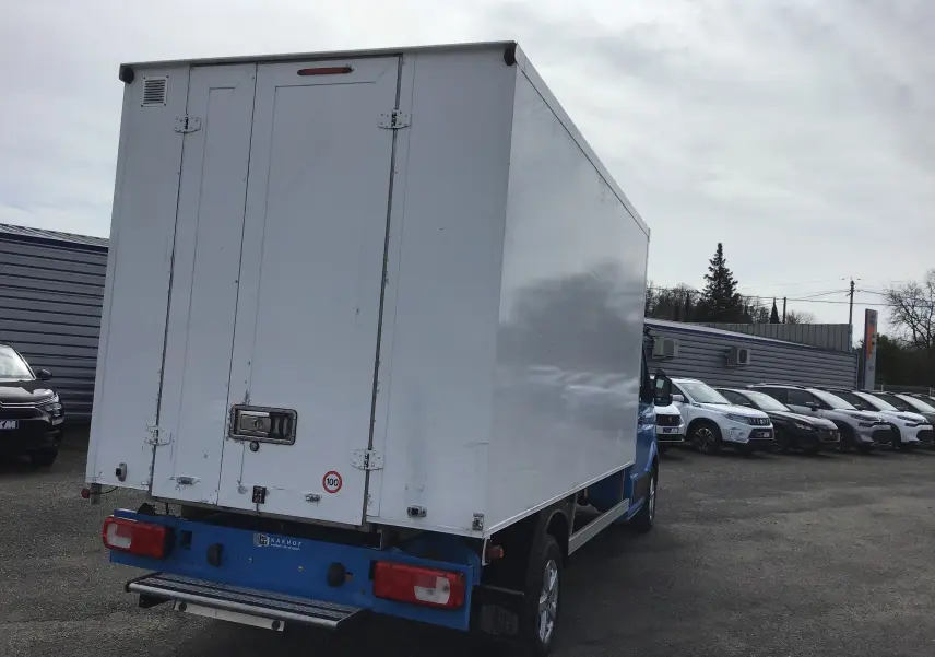 Vue arrière d'un Volkswagen Crafter Chassis Cabine bleu 2017 avec caisse blanche et porte double fermée.