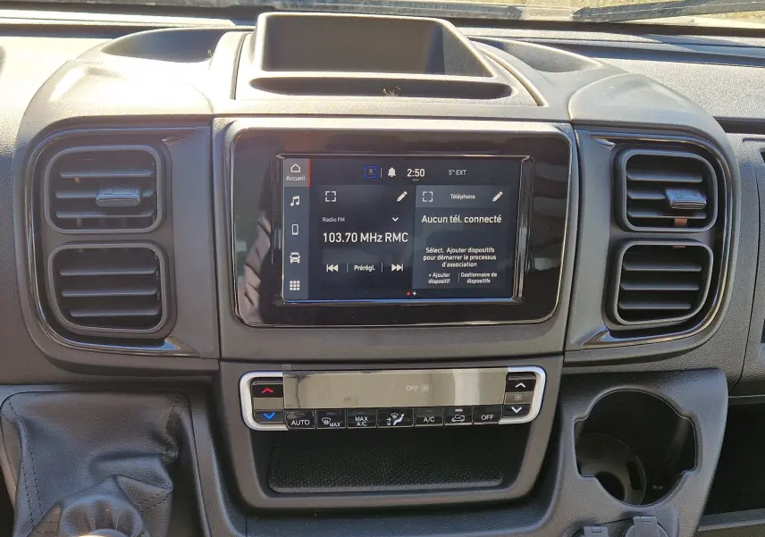 Tableau de bord du Fiat Ducato Chassis Benne 2023 avec écran tactile et commandes climatisation, vue centrée intérieure.