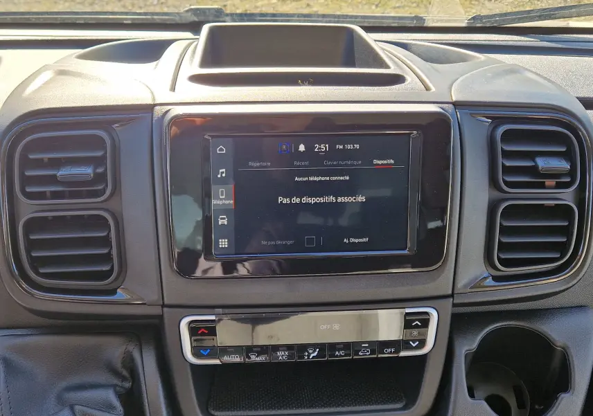 Tableau de bord du Fiat Ducato Chassis Benne blanc 2023, vue frontale centrée sur l'écran tactile et commandes climatisation.
