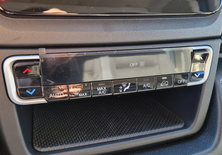 Panneau de commande de climatisation automatique du FIAT Ducato Chassis Benne blanc, vue rapprochée intérieure.