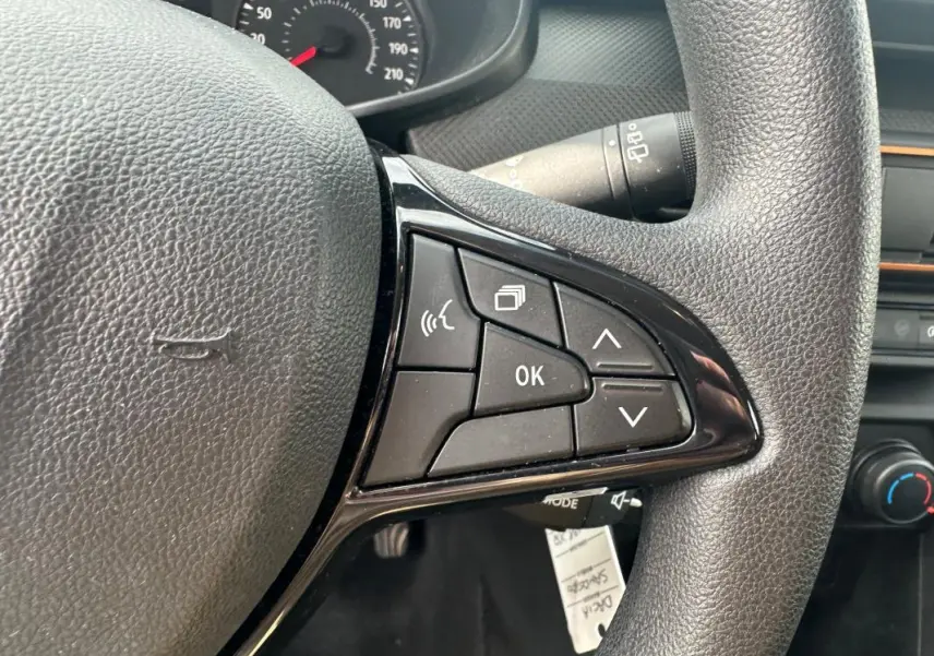 Gros plan sur le volant noir de la Dacia Sandero Stepway 2021, mettant en valeur les commandes multifonctions à droite.